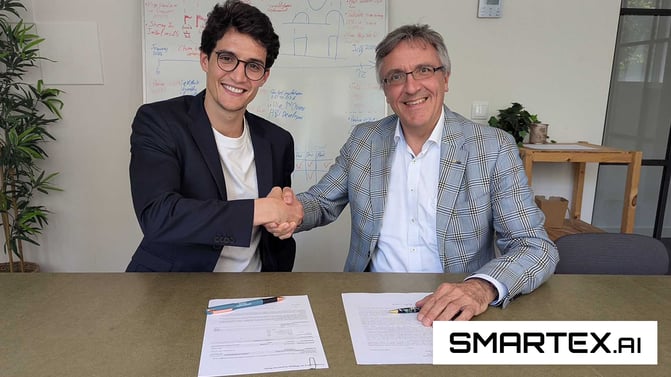 Prof. Thomas Gries and Gilberto Loureiro, CEO of SMARTEX.AI, seal the partnership and open a joint journey toward smarter textile production.